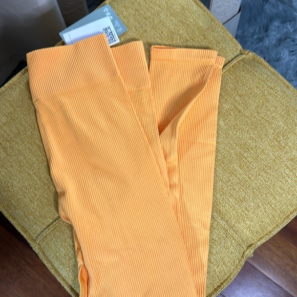 H&M seamless, ribbed leggings. - Picture 1 of 4